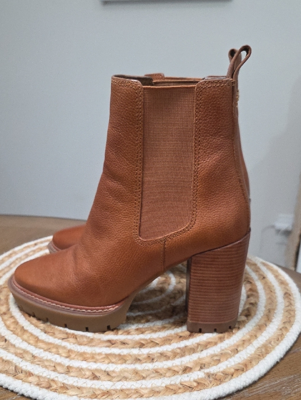 Tory Burch Chelsea Tumbled Leather Lug Bootie In Toasted Caramel, Size 8 - Picture 3 of 12